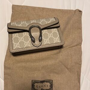 Gucci Beige GG Supreme Clutch